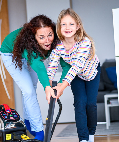 Mum and daughter have fun mopping the floor together with the ThermostarMutter und Tochter haben Spaß dabei, gemeinsam mit dem Thermostar den Boden zu wischen.