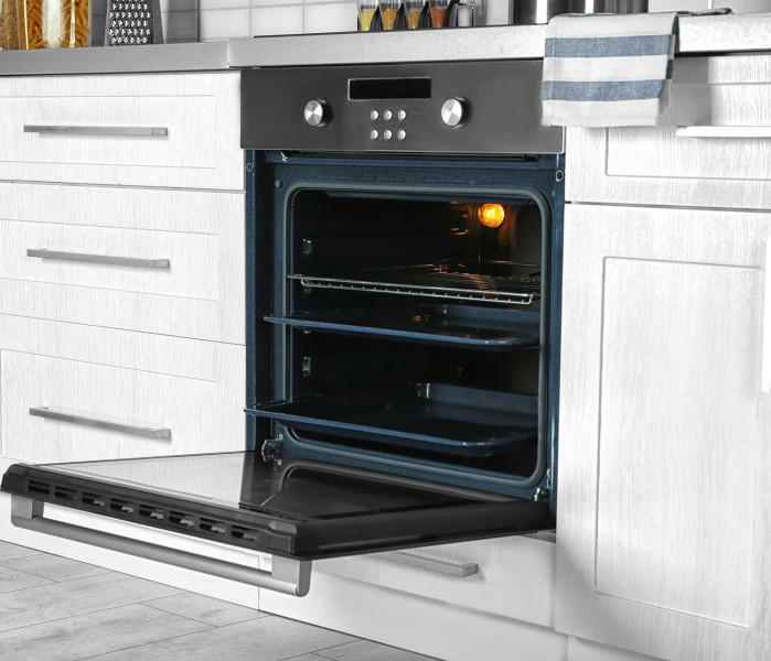 Perfekt gereinigter, offener Backofen in einer hellen Küche