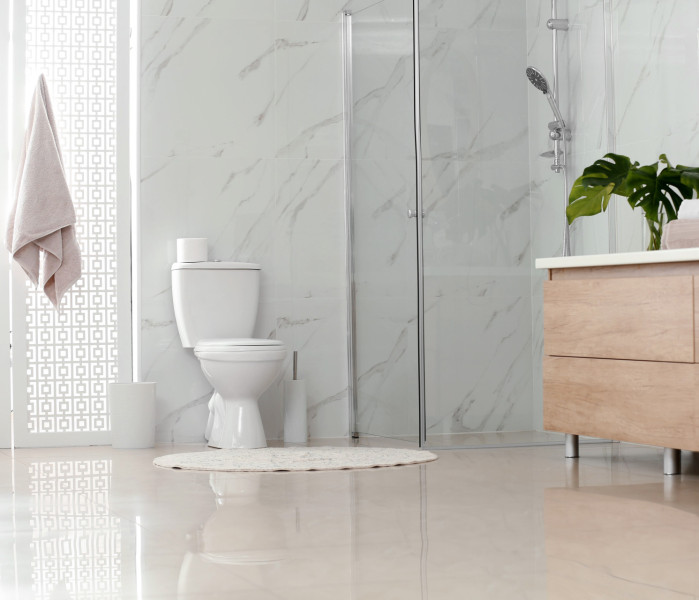 Hygienisch saubere Toilette in einem hellen Badezimmer