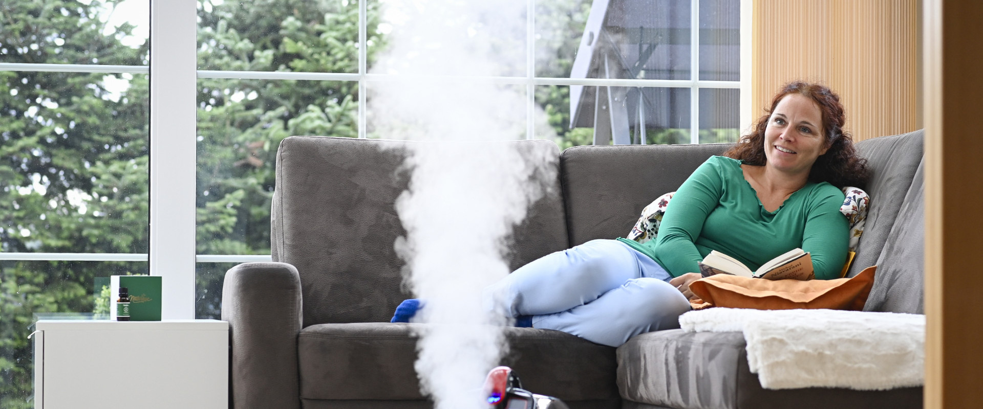 Eine Frau genießt ihre Freizeit mit einem Buch und dem Thermostar-Verdampfer.